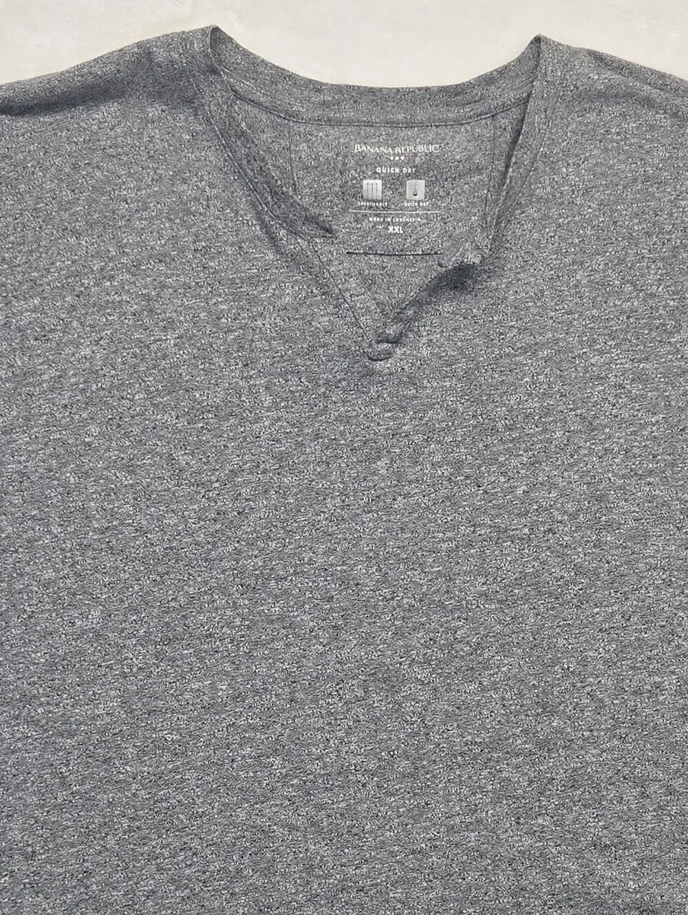 Banana Republic Men's Gray Short-Sleeve Notch Neck Tee
